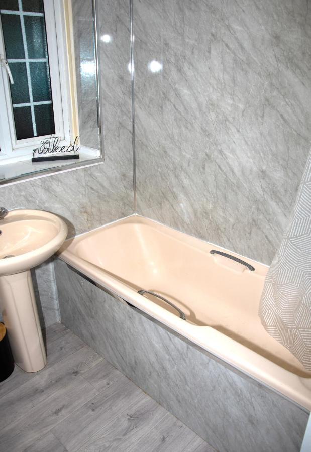 Xb Property - Comfy House Perfect For Families Contractors Relocators West Bromwich Esterno foto